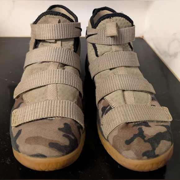 Nike Zoom LeBron Soldier XI Como Sneakers Junior Size 6.5Y MSRP $140 - Picture 2 of 9